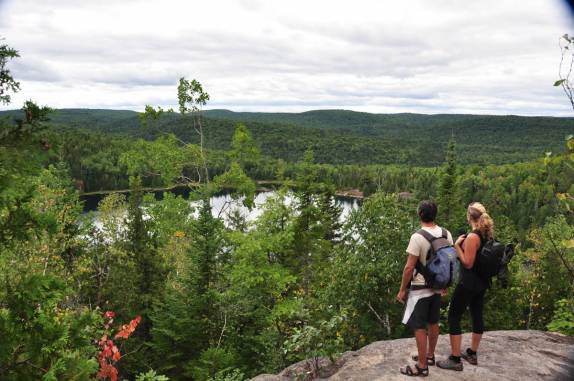 Chegando ao belíssimo Lac Solitaire, no Parc National de La Mauricie, província de Quebec, no Canadá